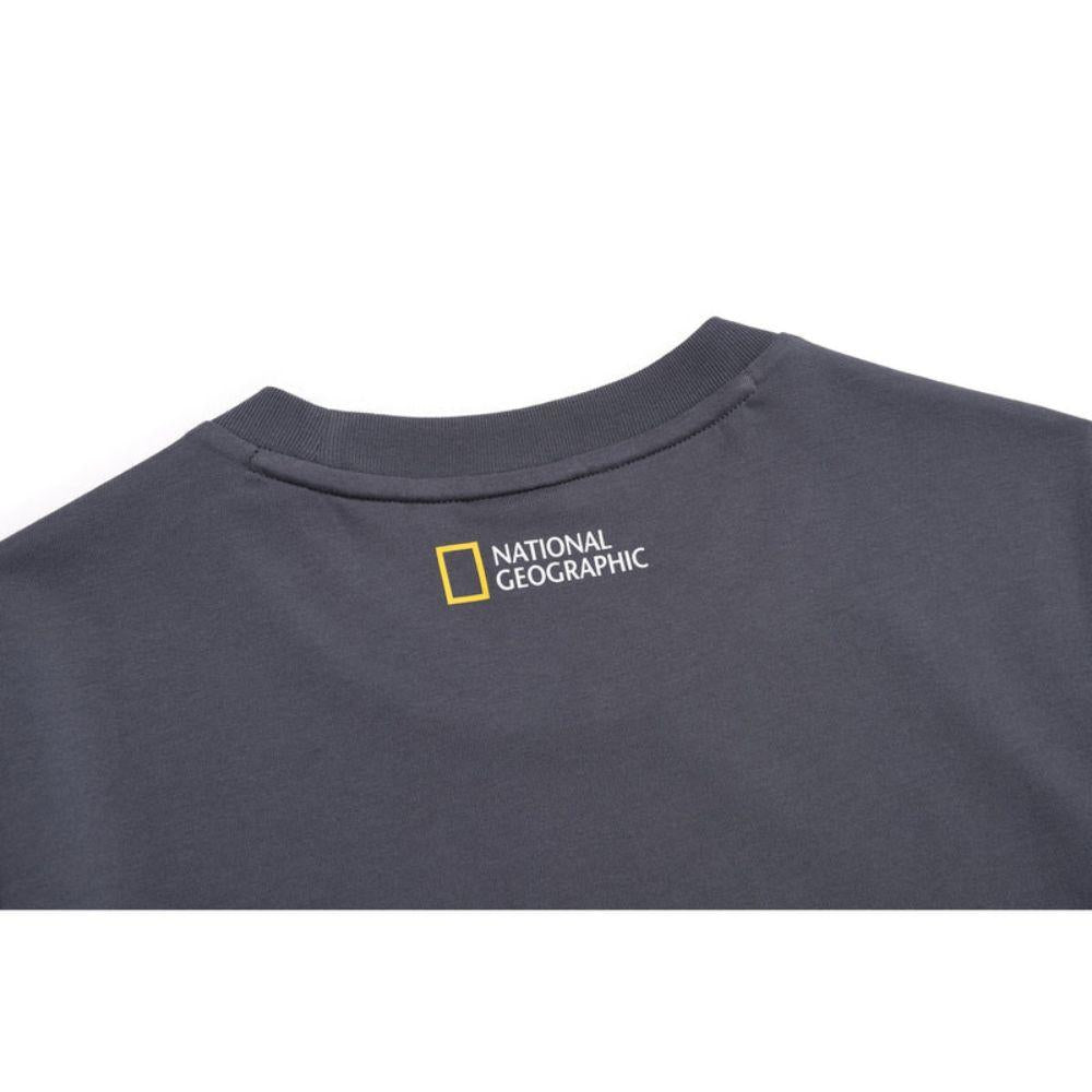 NATIONAL GEOGRAPHIC NEODY SMALL LOGO BASIC FIT เสื้อยืดทีเชิ๊ตสำหรับผู้ชายและผู้หญิง - Rev Online